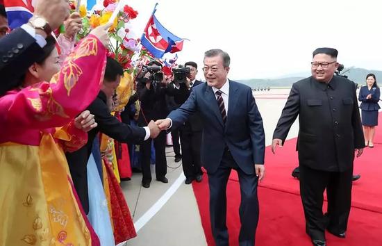 9月18日，韩国总统文在寅在平壤同欢迎群众握手。新华社发