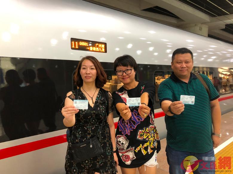 乘廣州開往香港首趟高鐵的旅客都感興奮。（方俊明攝）