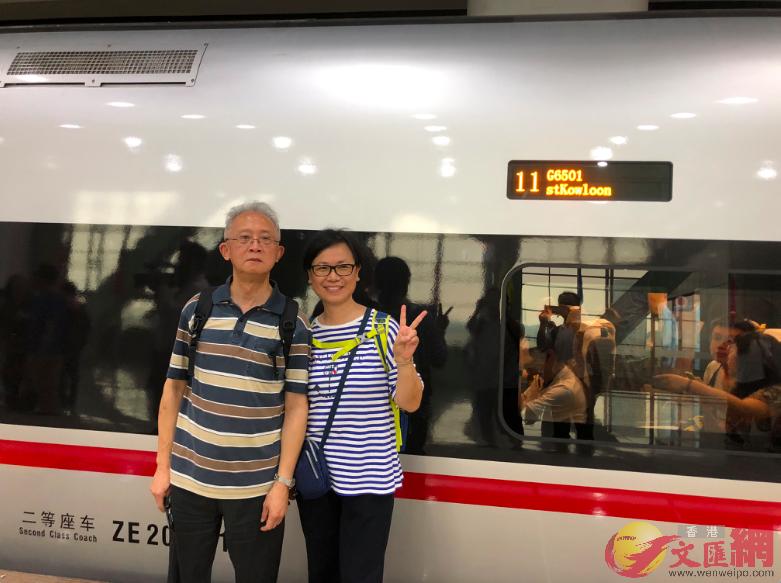 這對搭廣州首發香港高鐵的港人老人家，坦言今後往返粵港更便捷。（方俊明攝）