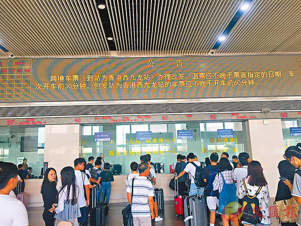 ■廣深港高鐵停售車票重新開售。香港文匯報記者敖敏輝  攝
